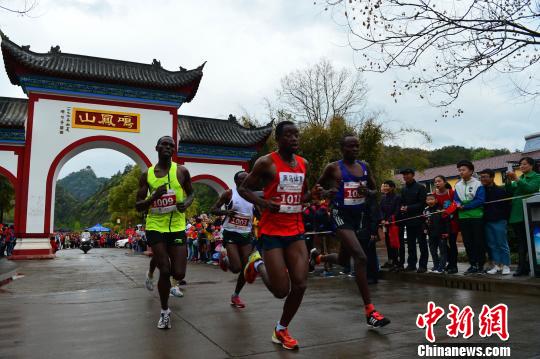 5000名中外选手参加了比赛　刘康　摄