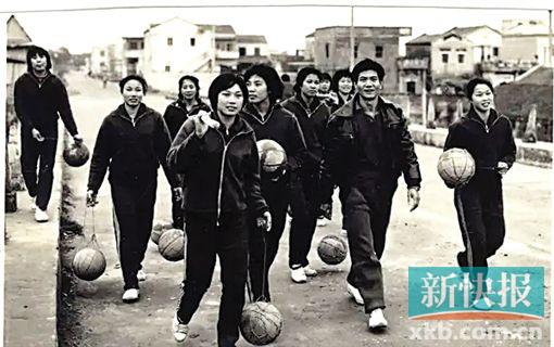 上世纪80年代,穿上运动服的女篮球员算得上非常时髦.