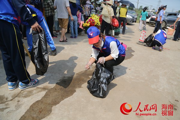 志愿者们正在维护公墓园区的环境卫生