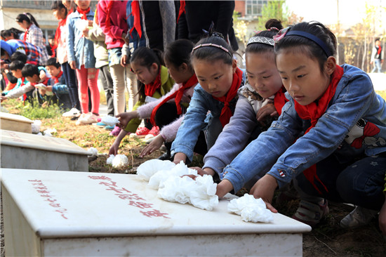 温县教育局组织全县师生开展清明祭英烈活动