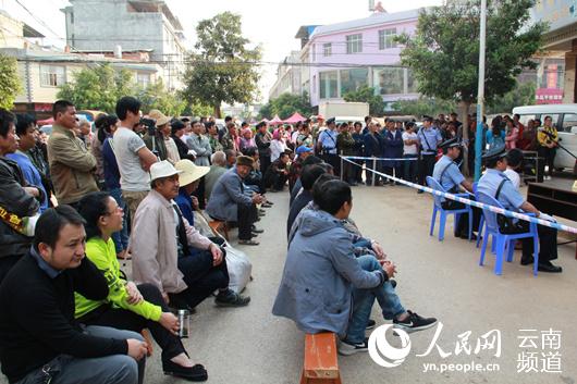 大量群众旁听公审 朱玉 摄