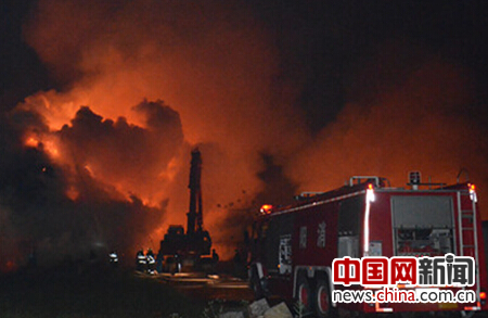 岳阳消防扑救芦苇堆垛火灾