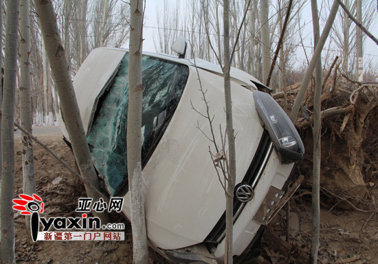 “肇事”车辆冲下路基被卡在树中，车内有人受伤。图片由乌什县交通管理大队提供