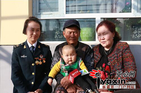 奥登与父母及外甥女在一起。