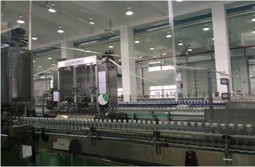 娃哈哈的智能生产线，每小时产能5.4万瓶（人民网 张晓赫摄）