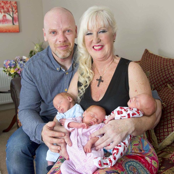 英国55岁女子莎伦·卡茨（Sharon Cutts）成为英国最高龄的三胞胎妈妈。（网页截图）