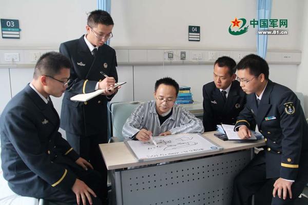 董文才（左三）在医院期间与学生交流。刘薇 摄