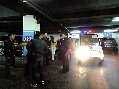 民警来到车库现场。