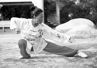 黄凤茶正在练拳。