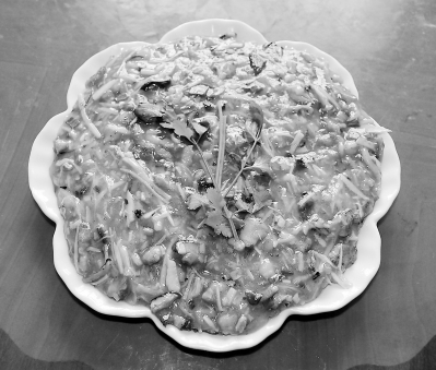 刚做好的冬笋冻滚烫滚烫的，却看不见冒热气。