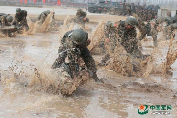 泥水中摸爬滚打 武警雪豹突击队展现军人味|北