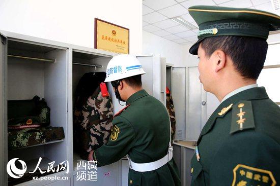 对官兵内务卫生进行全面检查，确保部队内部整齐划一。肖富贵 摄