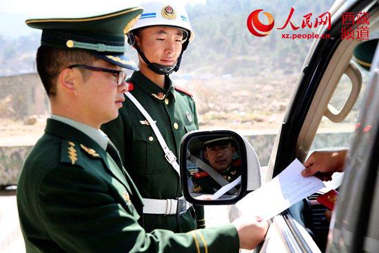 督察人员对出入营门车辆正在进行车辆派遣手续和驾驶员”三证一令“检查。肖富贵 摄