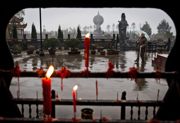 住在这里的一位老人从大殿前走过。（图片来源：美国在线）