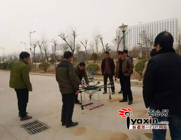 新乡市五谷无人机有限公司总经理郭威为新疆客户示范无人机的操作。图片由新乡市五谷无人机有限公司提供。