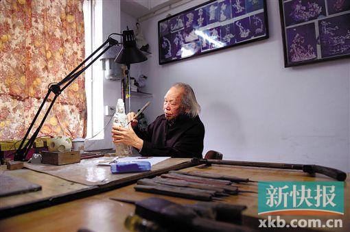 ■李定宁正在进行牙雕创作。