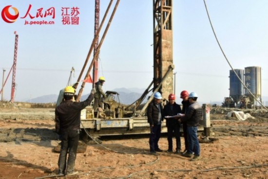 图为连云港开发区佛堂路建设工程现场。贺成东摄