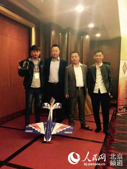 现场放飞一架小飞机，象征选手放飞大梦想。