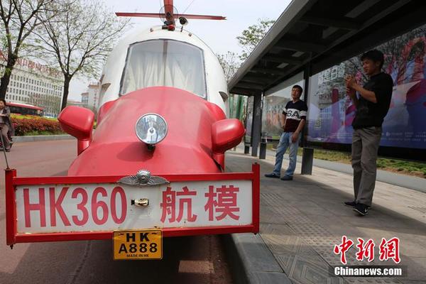 　　据每天坐公交从此路过的市民黄女士说，她上个星期就见这个东西放在这，已经一个星期了。“这算是最牛僵尸车了吧。”黄女士笑称。图片来源：视觉中国