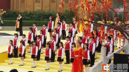 　　65名郑州少年与歌唱家同台高唱《黄帝颂》