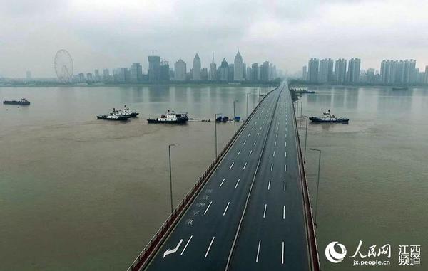 航拍红谷隧道沉管顺利穿越南昌大桥，交警部门对桥面进行了交通管制。