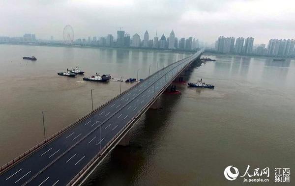 航拍红谷隧道沉管顺利穿越南昌大桥,交警部门对桥面进行了交通管制。