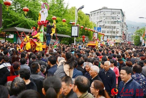 纪念活动受到了遂昌百姓的热烈欢迎。