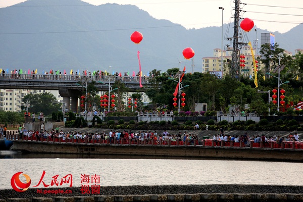 长桌宴沿河摆开