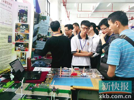 ■参赛学生正在向观众解释研发作品的理念。
