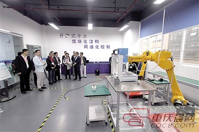 专家学者及企业家们参观凤凰湖机器人众创空间。记者 敖一航 摄
