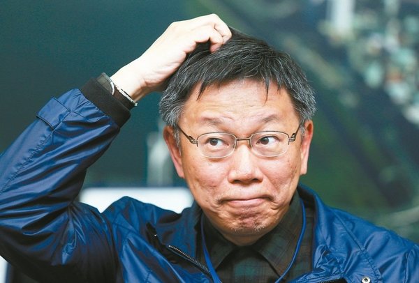 台北市长柯文哲接受台湾《联合报》系专访，畅谈“施政”理念。柯文哲展现过人的自信，抓头是他的招牌动作。 记者杜建重／摄影 图片来源：台湾《联合报》