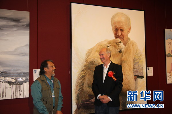 画家沈嘉蔚与画中人物原型在画作前。