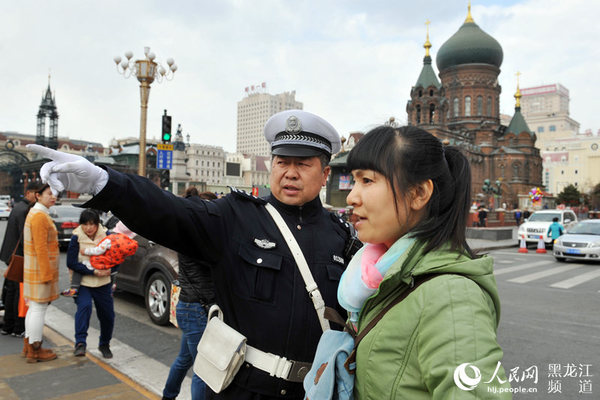 交警在索菲亚广场周边为群众指路。杨志勇 摄