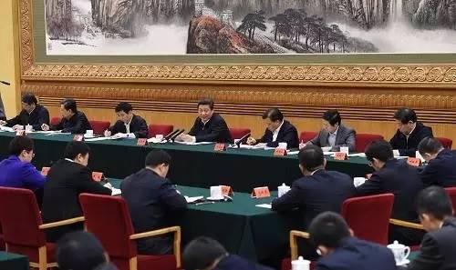 资料图：习近平同中央党校第一期县委书记研修班学员进行座谈。