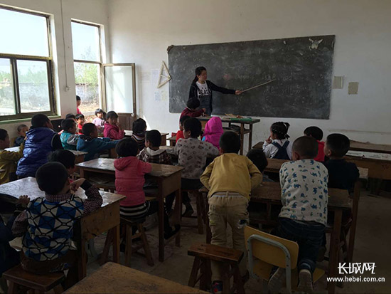 河北经贸大学学子走进山区小学开展志愿活动