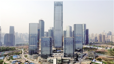 江北嘴第一高楼国金中心T1塔楼，高高矗立，高达316米。