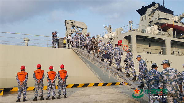 搭载人员上船。