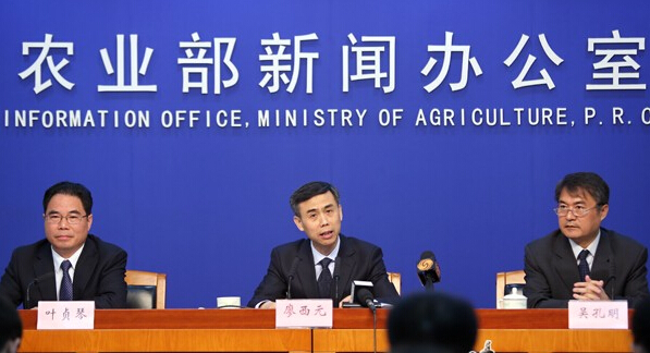 图为农业部新闻办公室2016年4月13日上午10时举行新闻发布会现场,农业部科教司廖西元司长正在向媒体介绍农业转基因有关情况,并回答记者提问。