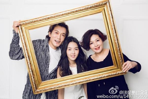 李咏哈文全家福曝光 13岁女儿秀长腿细腰