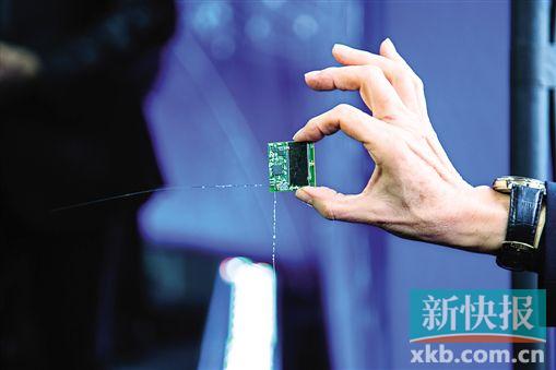 ■星际飞船的主体——“星片”电脑芯片。新华社发