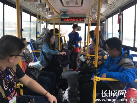 　　采访团乘坐纯电动公交车游览湄洲岛内风光。
