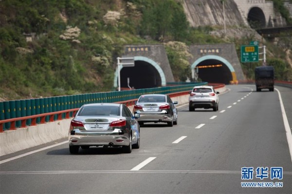 4月13日,无人驾驶汽车在穿越秦岭的高速公路上飞驰。