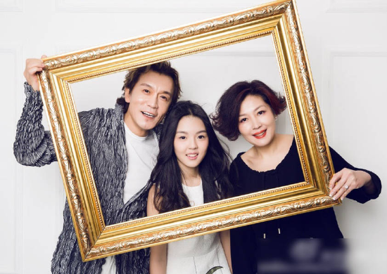 李咏哈文全家福曝光 14岁女儿颜值高引热议