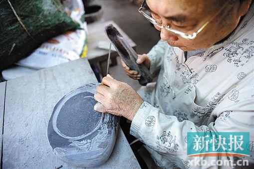 ■反手握刀,举锤轻敲,已经退隐在家的程文依然刀耕不辍,沉醉于熟悉的世界里。