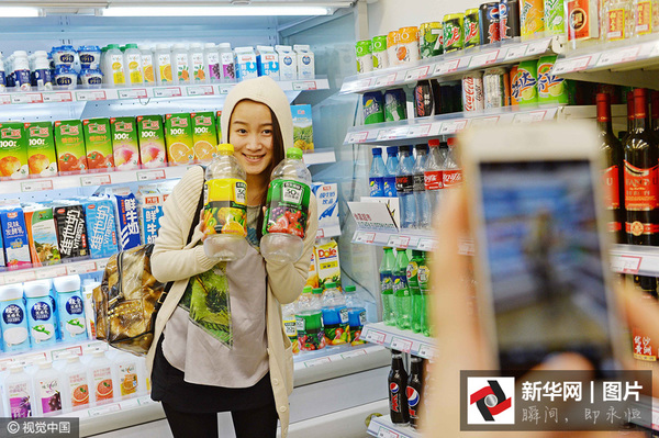 2016年4月13日，上海，消费者在超市参观留影选购商品。