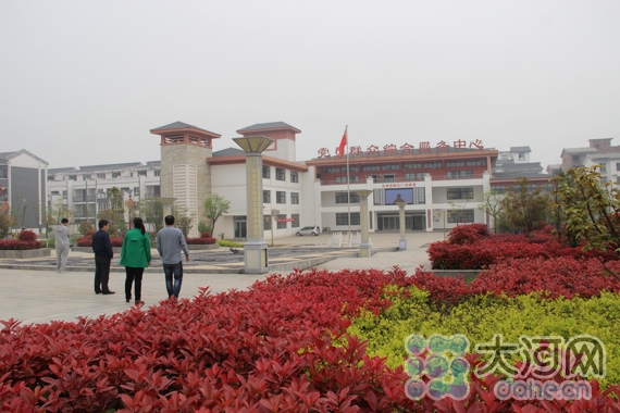 孩子们在如花园的社区广场玩耍 核心提示:阳春三月,应平顶山市委宣传部之邀,河南省属驻平媒体走基层,看发展、观变化。今日起,大河网将陆续推出魅力鹰城系列报道,挖掘鹰城近年来在改善群众生活环境,提高群众生活质量工作中的先进人和事。展现各界在保护人文环境和自然生态,创新发展所带来的喜人变化。 近年来,舞钢市统筹城乡建设,在中心城区、中心镇区和新型农村社区建设方面取得了巨大的变化,那么都有哪些变化呢?今天就让大河网记者带您走进去秀美的舞钢市去感受近年来发生的巨大变化。 大河网讯 舞钢市位于河南省中南部,总面积