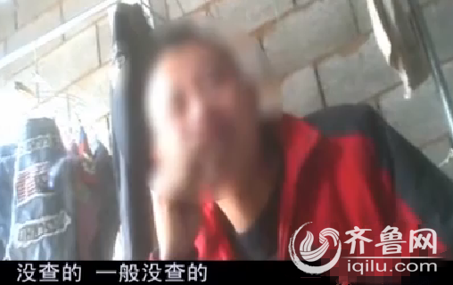 一生产包装盒的老板告诉记者,即使厂家没有食品生产许可,他们依然可以制作印有食品生产许可标志的绿茶包装。(视频截图)