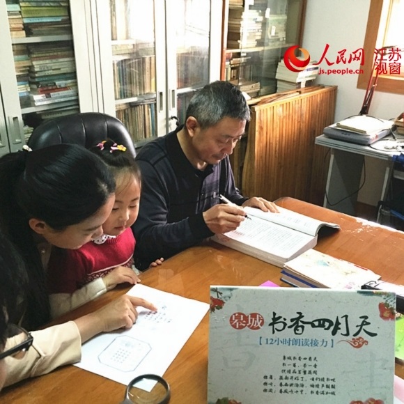 侯求学(右一)上班前正在自家书房看书。