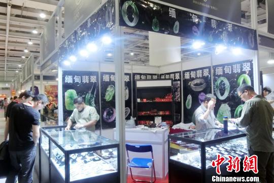 藏博会吸引了来自10多个国家和地区的近500余家企业参展。 邓霞 摄