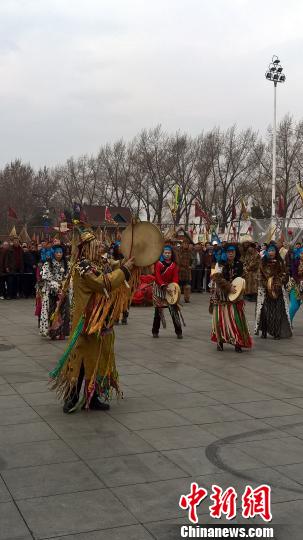 图为萨满祭司正在祈福。 杨拓 摄